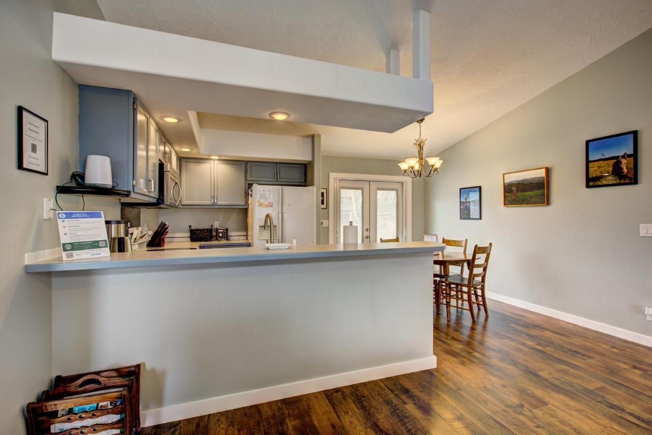 Hello Dolly: Cozy 3-Bed Retreat with Fireplace near Trails and River Eagle Exterior photo